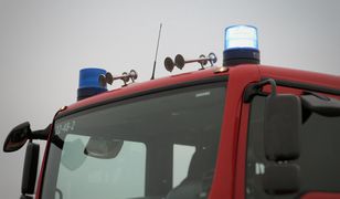Jechali do pożaru. Wóz strażacki przewrócił się na bok