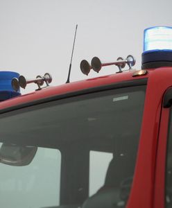 Jechali do pożaru. Wóz strażacki przewrócił się na bok