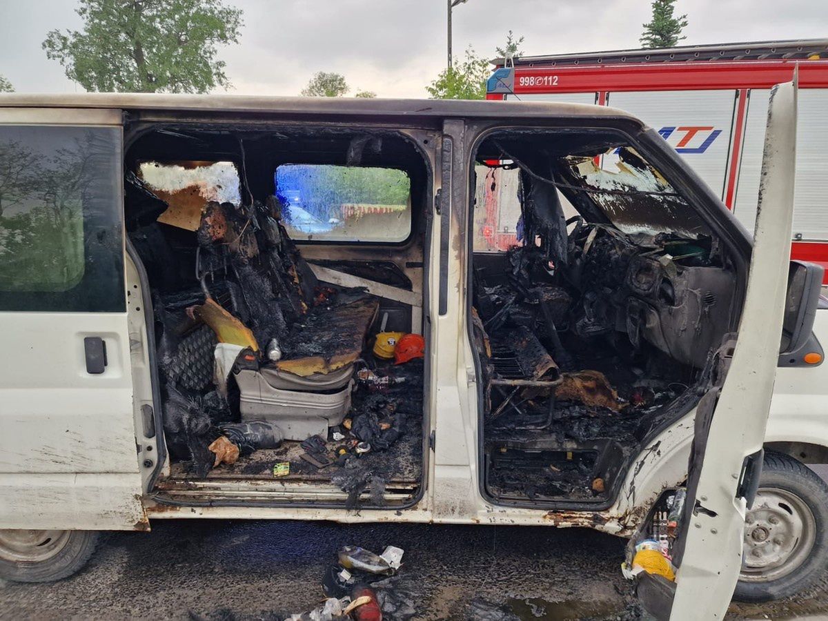 Bus zaczął płonąć podczas jazdy. Podróżowało nim 8 osób