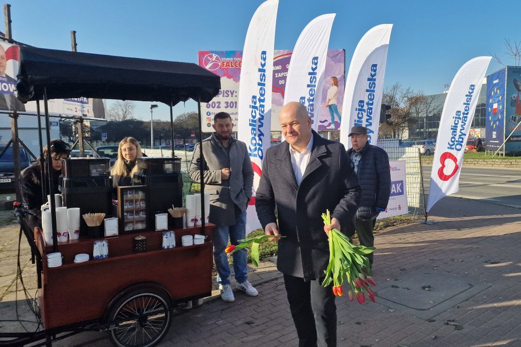 Platforma Obywatelska Płock rozdaje kwiaty w Dzień Kobiet!