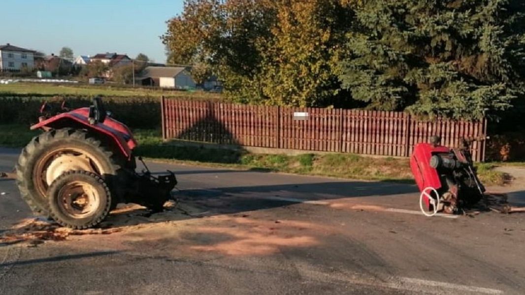 Po kolizji traktor rozpadł się na dwie części