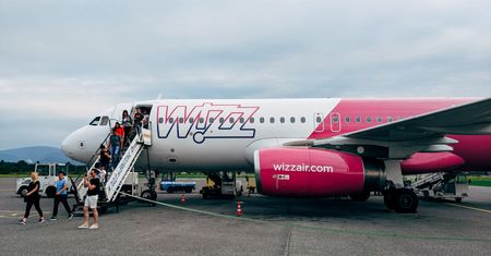 Koronawirus w Polsce. Awantura na pokładzie samolotu we Wrocławiu. Pasażer nie chciał założyć maseczki