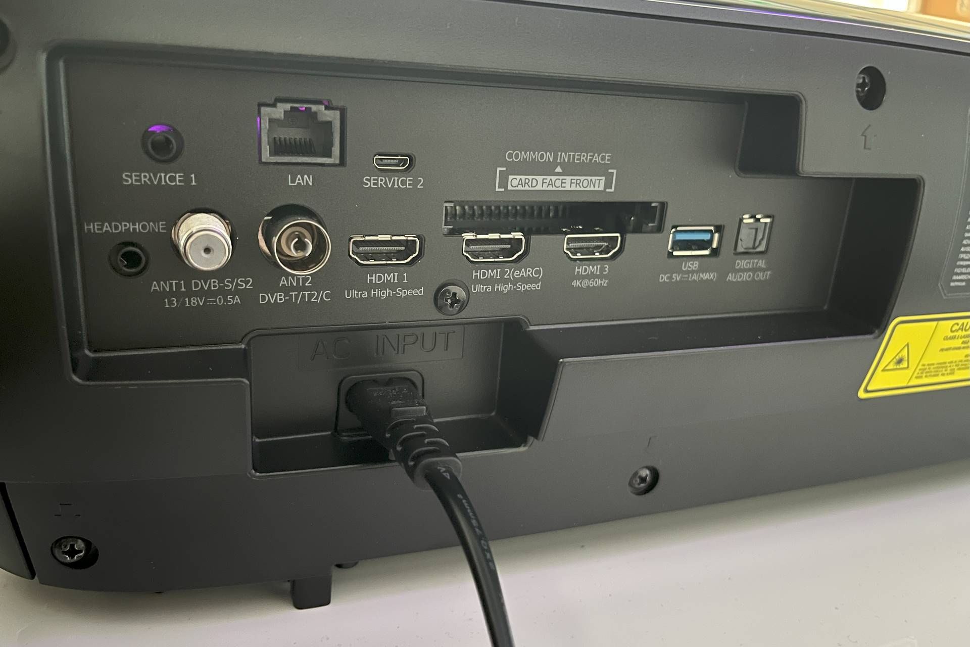 Hisense Laser TV 4K 100L9H - złącza