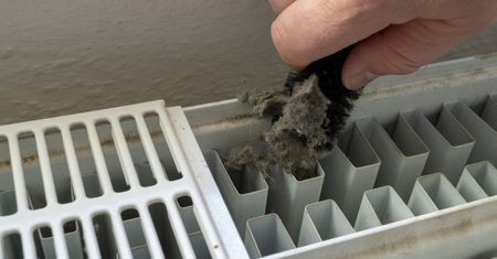 Włóż w szczelinę i przeciągnij przez grzejnik. Odetchniesz z ulgą