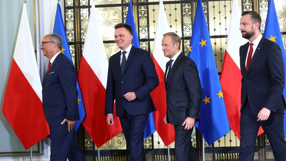 O?wiadczenie lider�w partii opozycyjnych
24.10.2023 Warszawa Oswiadczenie liderow opozycji Przewodniczacego Platformy Obywatelskiej - Donalda Tuska, Przewodniczacego Polska 2050 - Szymona Holowni, Prezesa Polskiego Stronnictwa Ludowego - Wladys?awa Kosiniaka-Kamysza i Przewodniczacego Nowej Lewicy - Wlodzimierza Czarzastego przed konsultacjami z prezydentem po wyborach parlamentarnych na temat tworzenia nowego rzadu
 fot Andrzej Iwanczuk/REPORTER
n/z: Wlodzimierz Czarzasty, Szymon Holownia, Donald Tusk, Wladyslaw Kosiniak-Kamysz
Andrzej Iwanczuk/REPORTER