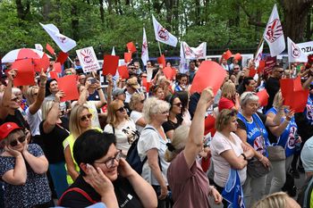 Nauczyciele uderzają w premiera. Tłum pokazał czerwone kartki