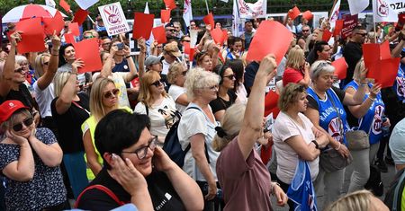 Nauczyciele uderzają w premiera. Tłum pokazał czerwone kartki