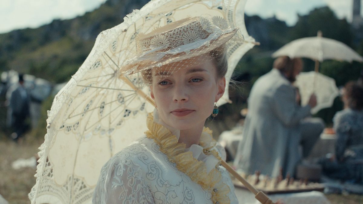 Kamila Urzędowska jako Izabela Łęcka