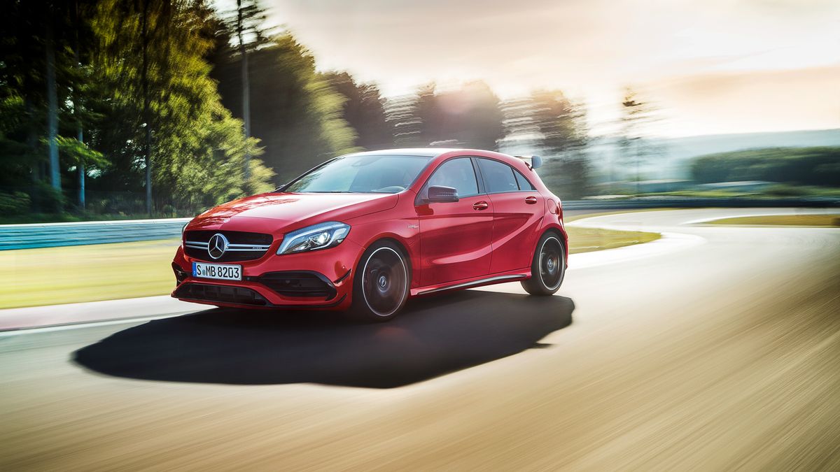 Pamiętacie jeszcze Klasę A W168? Tak, tę, która przewróciła się w trakcie testu łosia. Oto trzecia generacja tego modelu w najmocniejszej wersji. Mercedes-AMG A 45 4MATIC to jeden z najszybszych hot hatchów, jakie są obecnie oferowane na rynku. Jego 2-litrowy silnik z doładowaniem generuje kosmiczne 381 KM, co pozwala z pomocą 7-stopniowej skrzyni DSC Speedshift AMG i napędu na cztery koła rozpędzić tego hatchbacka do 100 km/h w 4,2 s. To już okolice wyników sportowych maszyn z wyższej półki.