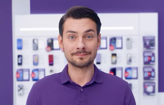Play zyskał abonentów. "Dyscyplina kosztowa w reklamie i wynagrodzeniach"