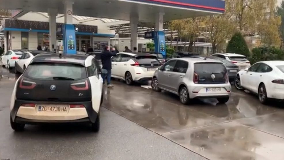 15 samochodów zablokowało stację na zaledwie 6 minut.