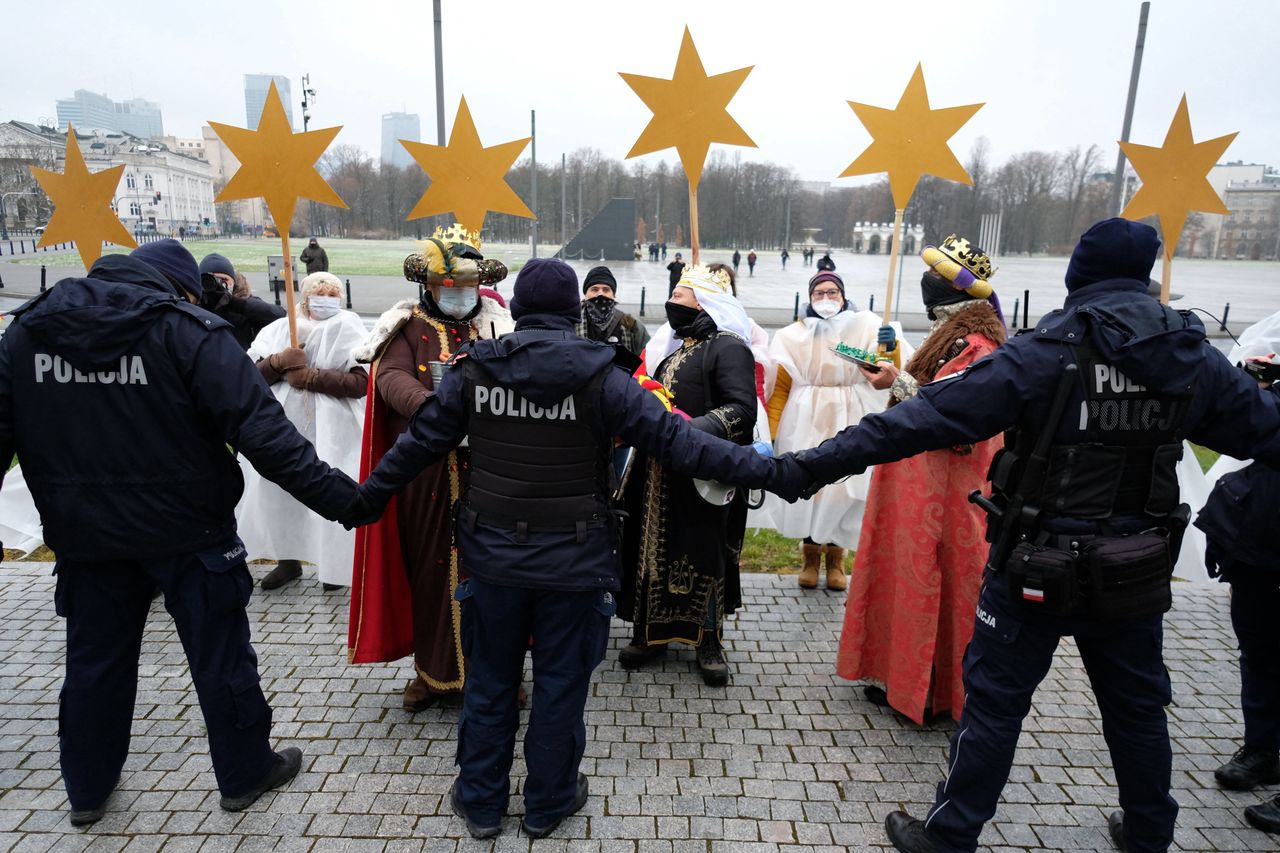 Warszawa. Policja broni dostępu do pomnika Lecha Kaczyńskiego w czasie kontrmanifestacji Lotnej Brygady Opozycji w formie Orszaku Trzech Króli