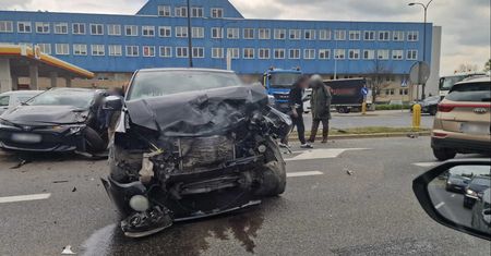 Poważny wypadek w Warszawie. Mężczyzna był zakleszczony w aucie