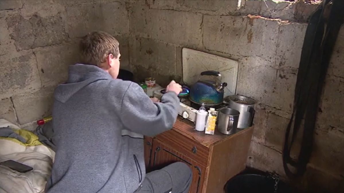 32-latek mieszka w budynku bez wody, prądu i ogrzewania