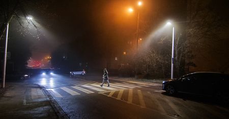 Bielsko-Biała. Będzie bezpieczniej, montują lepsze oświetlenie przy przejściach dla pieszych