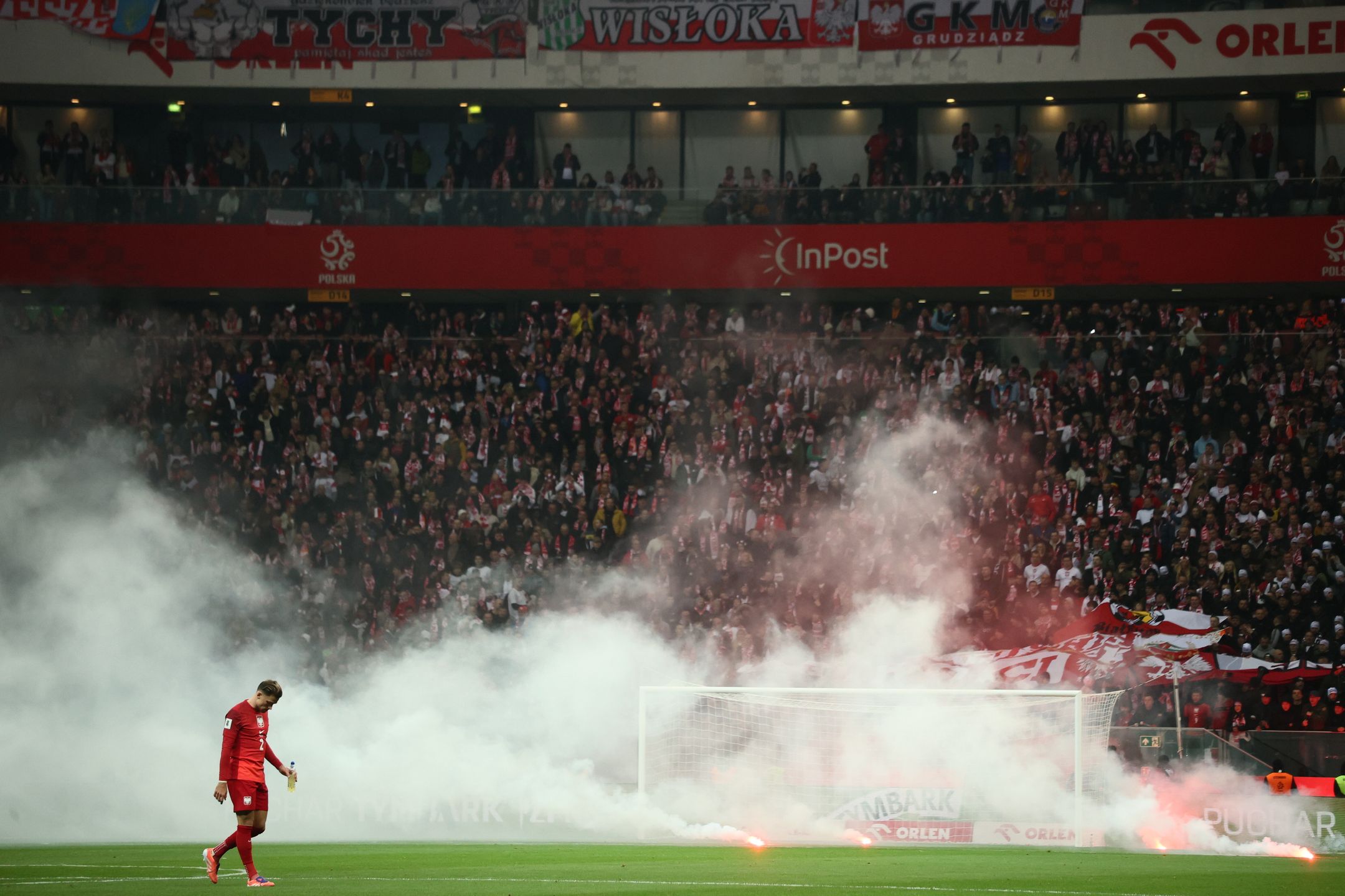 Race rzucone na boisko przez polskich kibiców podczas