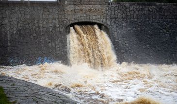 To dzieje się w kraju. Kolejne ewakuacje i przekroczone stany alarmowe