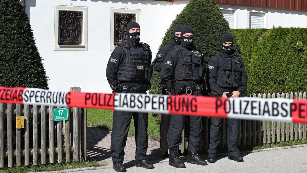 Police Raid Alisher Uzmanov Villa In Bavaria
ROTTACH-EGERN, GERMANY - SEPTEMBER 21: Police stand outside a Tegernsee lakeside villa of Russian oligarch Alisher Usmanov during a police raid on September 21, 2022 in Rottach-Egern, Germany. According to initial reports investigators are pursuing allegations of tax evasion and money laundering. Usmanov owns a total of four villas on lake Tegernsee. (Photo by Alexandra Beier/Getty Images)
Alexandra Beier