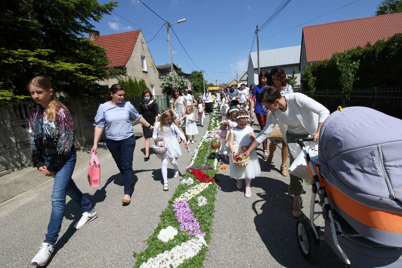 Boże Ciało i długi weekend. Duże utrudnienia w ruchu, policja rusza z kontrolami