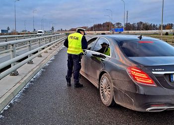 Trzebnica: Kierująca ukarana surowym mandatem po brawurowej jeździe