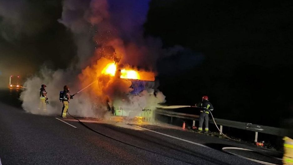 Warszawa. Trasa S8. Pożar autokaru, akcja strażaków