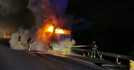 Trasa S8. Pożar autobusu. Ogień gasili strażacy