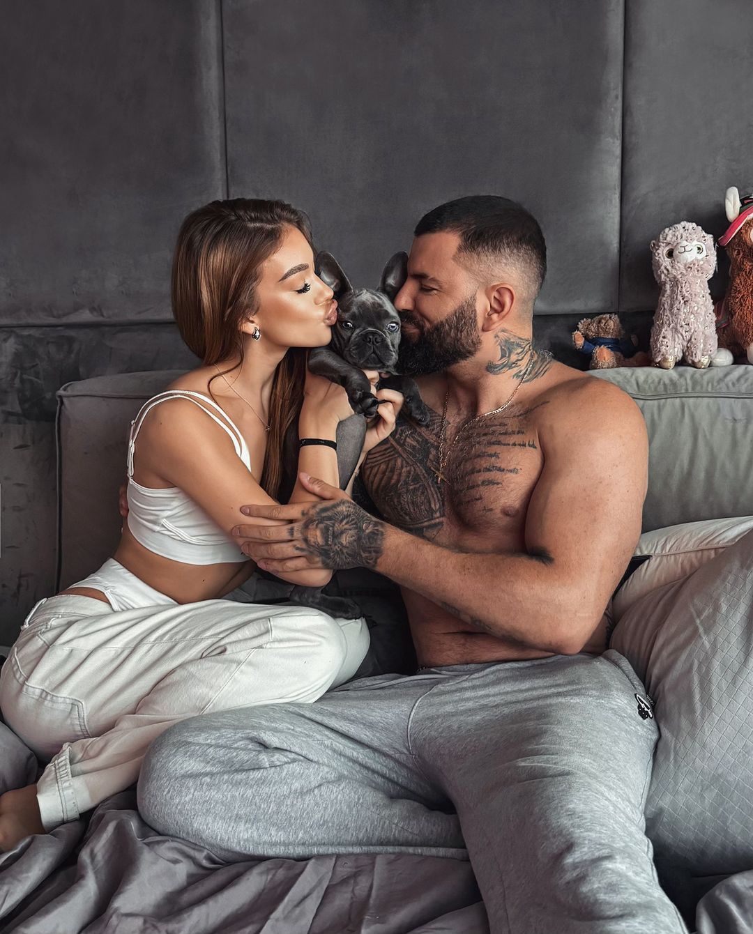 Wojtek Gola z partnerką i psem