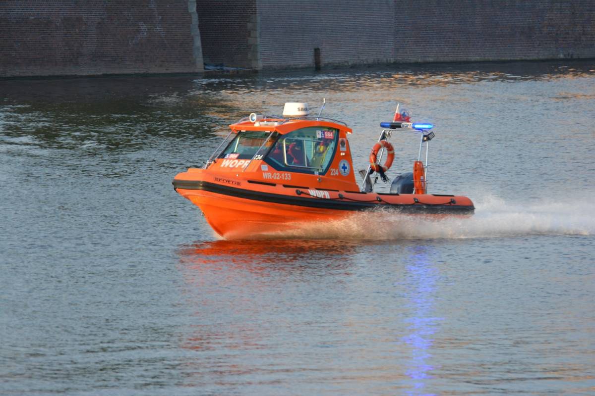 Warszawa: Nietypowe odkrycie w Wiśle. Patrol wodny natrafił na wrak samochodu