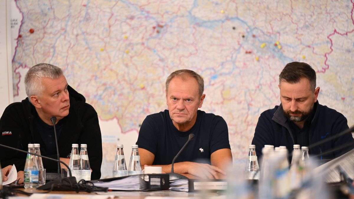 Wrocław, 18.09.2024. Premier Donald Tusk (C), wicepremier, minister obrony narodowej Władysław Kosiniak-Kamysz (P) oraz szef MSWiA Tomasz Siemoniak (L) podczas narady ogólnopolskiego sztabu kryzysowego we Wrocławiu, 18 bm. Południowa i zachodnia Polska zmaga się z powodziami, wezbranymi rzekami i ich skutkami. Najtrudniejsza sytuacja jest w Oławie (woj. dolnośląskie). Przez miasto przechodzi fala powodziowa. Działania służb, m.in. straży pożarnej i wojsk obrony terytorialnej, skupiają się na zabezpieczaniu wałów przeciwpowodziowych. (amb) PAP/Maciej Kulczyński