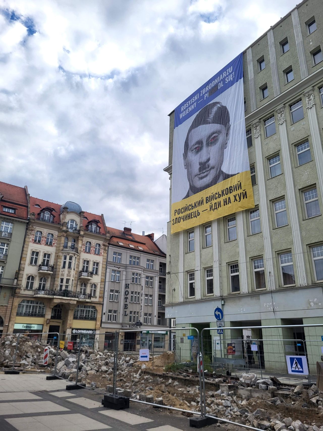 Baner z podobizną Putina i Hitlera w Poznaniu 