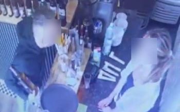 Opluł kobietę. Bulwersujący incydent w Warszawie. Znamy szczegóły