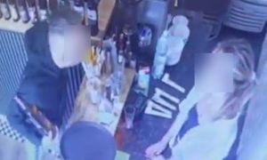 Opluł kobietę. Bulwersujący incydent w Warszawie. Znamy szczegóły