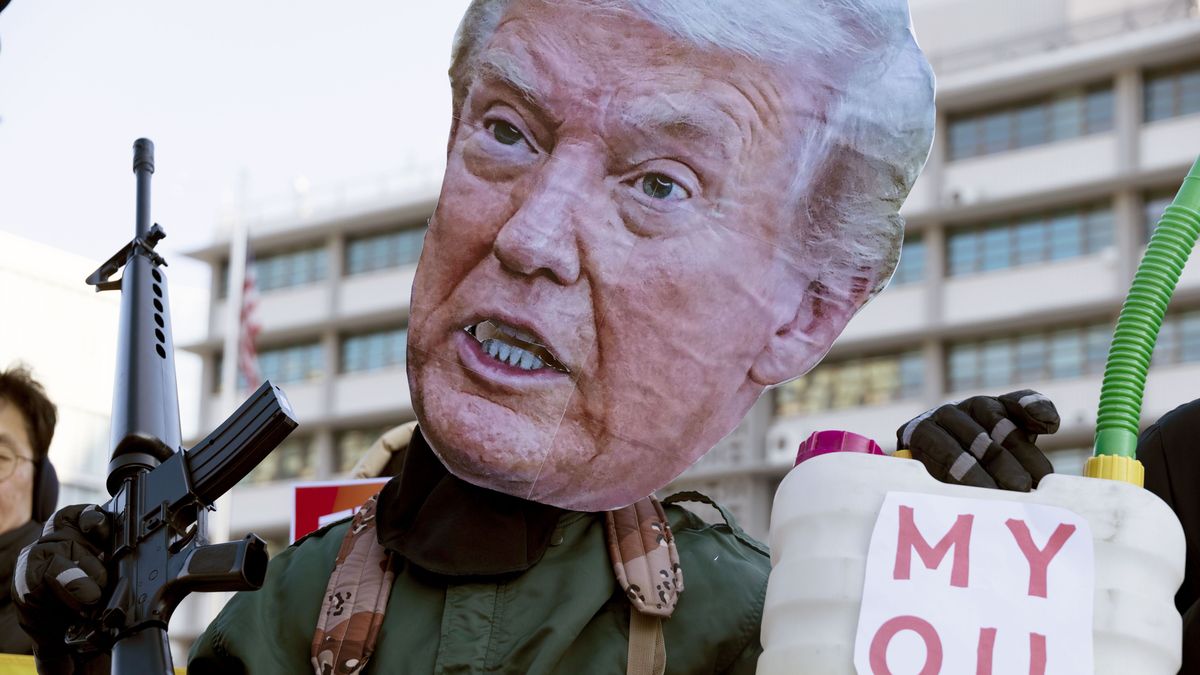A protester wearing a mask featuring the likeness of US president Donald Trump performs as protesters shout slogans during a protest against US President Donald Trump and the US military actions in Venezuela; outside of the US Embassy in Seoul, South Korea, 05 January 2026. US President Donald Trump announced that US forces had successfully captured Venezuelan President Nicolas Maduro and his wife during a series of large-scale overnight strikes in Caracas on 03 January 2026. EPA/JEON HEON-KYUN Dostawca: PAP/EPA.