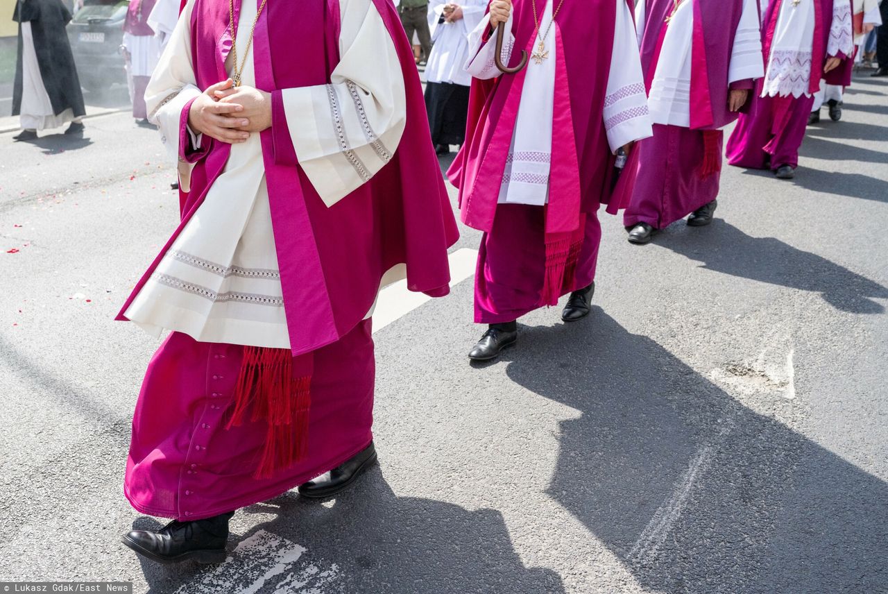 Wydatki z budżetu na duchownych idą w setki milionów złotych