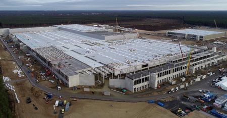 Elon Musk szuka pracowników do fabryki Tesli. Zaledwie 60 km od granicy z Polską