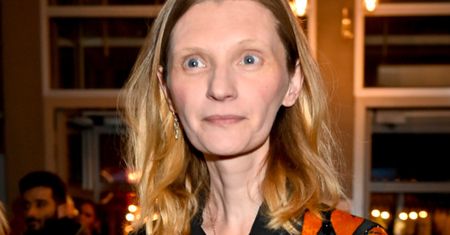 Agata Buzek pokazała się na premierze filmu o Globiszu. Czułości z młodszym aktorem przykuły uwagę