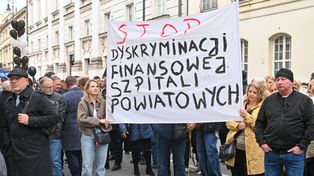 Warszawa: Trwa protest medyków ze szpitali powiatowych przed Ministerstwem Zdrowia. Czego domagają się uczestnicy?