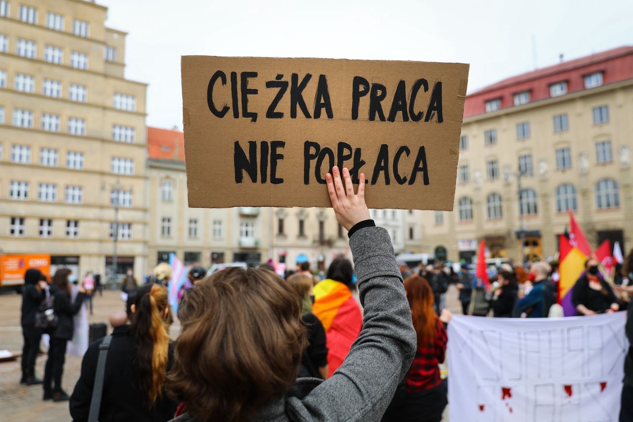 Manifestacja pod hasłem "Nic o nas bez nas" dot. respektowania prac pracowniczych. Kraków, 1 maja 2021 r.