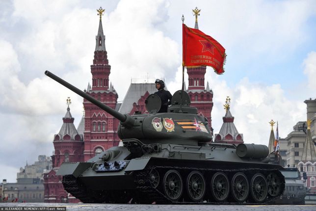 Dzie? Zwyci?stwa w MoskwieA Soviet era T-34 tank parades through Red Square during the Victory Day military parade in central Moscow on May 9, 2022. - Russia celebrates the 77th anniversary of the victory over Nazi Germany during World War II. (Photo by Alexander NEMENOV / AFP)ALEXANDER NEMENOV