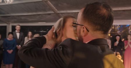 "Ślub od pierwszego wejrzenia". Znali się tylko kilka godzin i nie hamowali się. Marek skradł Kornelii namiętny pocałunek