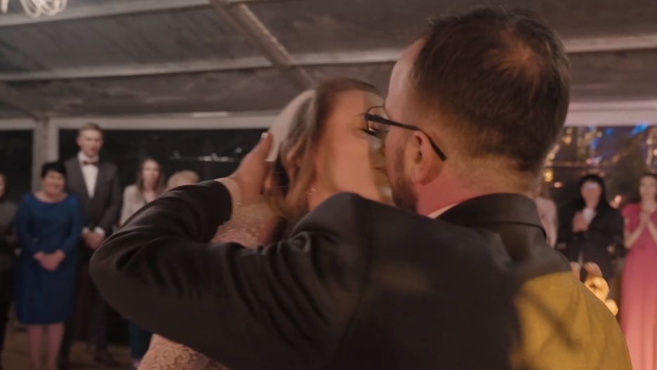 Kornelia i Marek ze "Ślubu od pierwszego wejrzenia" namiętnie pocałowali się na weselu
