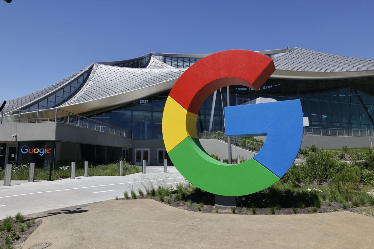 Google logo in front of Google's Bay View Building BV100 during a media tour in Mountain View, California, USA, 16 May 2022. Google announced on 16 May the opening of its new Bay View campus in Silicon Valley, representing the company's first time developing its own major campus and the largest to pursue multiple green building certifications. The Bay View campus was designed by architects Bjarke Ingels Group (BIG) and Heatherwick Studio, as well as Google's design and engineering teams and spans 42 acres adjacent to the open space, two office buildings, and 1,00-person event center, and 240 short-term employee accommodations units. The campus incorporates biophilic design principles, including greenery, natural daylight and views outside from every desk to improve the health and wellbeing of those inside the building. The new building is to operate every hour of every day on carbon-free energy by 2030, the first-of-its-kind dragonscale solar skin, as well as nerby wind farms, will power Bay View on carbon-free energy 90 percent of the time. Bay View is 100 percent electric where even the kitchens are electric to decrease carbon emissions. To help deliver on its commitment to replenish 120 percent of the water it comsumes by 2023, the site is net water-positive with all non-potable water demands being met using the recycled water it generates on site. A series of above-ground ponds gather rainwater, combine with building wastewater treatment systems, together serve as a water source for cooling towers, flushing toilets, and landscape irrigation. EPA/JOHN G. MABANGLO Dostawca: PAP/EPA.