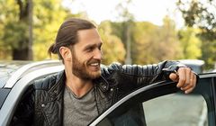 „Korzystaj z przyjemnością” - Ekskluzywny Menel reklamuje Raiffeisen Polbank wśród młodych (wideo)