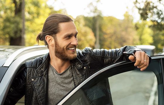 „Korzystaj z przyjemnością” - Ekskluzywny Menel reklamuje Raiffeisen Polbank wśród młodych (wideo)