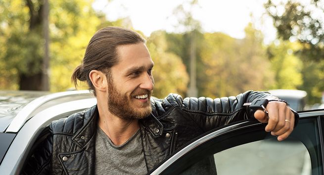 „Korzystaj z przyjemnością” - Ekskluzywny Menel reklamuje Raiffeisen Polbank wśród młodych (wideo)