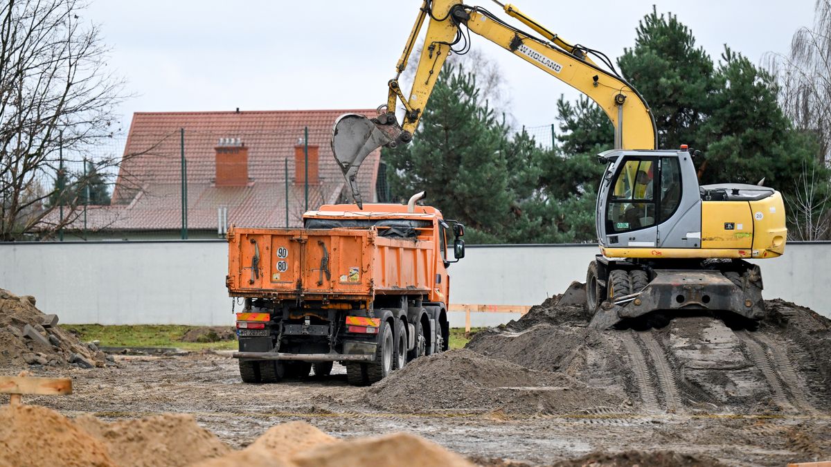 Piotr Polak
budowa, fabryka broni, hala, wbicie �opaty