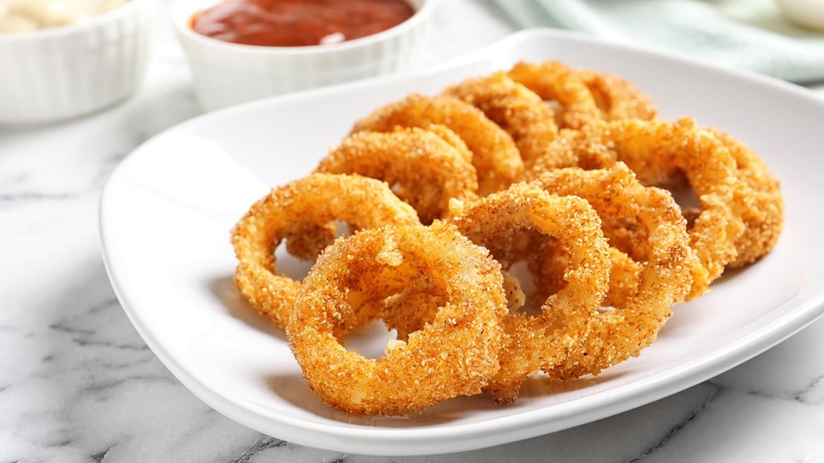 Zamiast wydawać fortunę w barze, krążki cebulowe robię sama. Wychodzą znacznie smaczniejsze