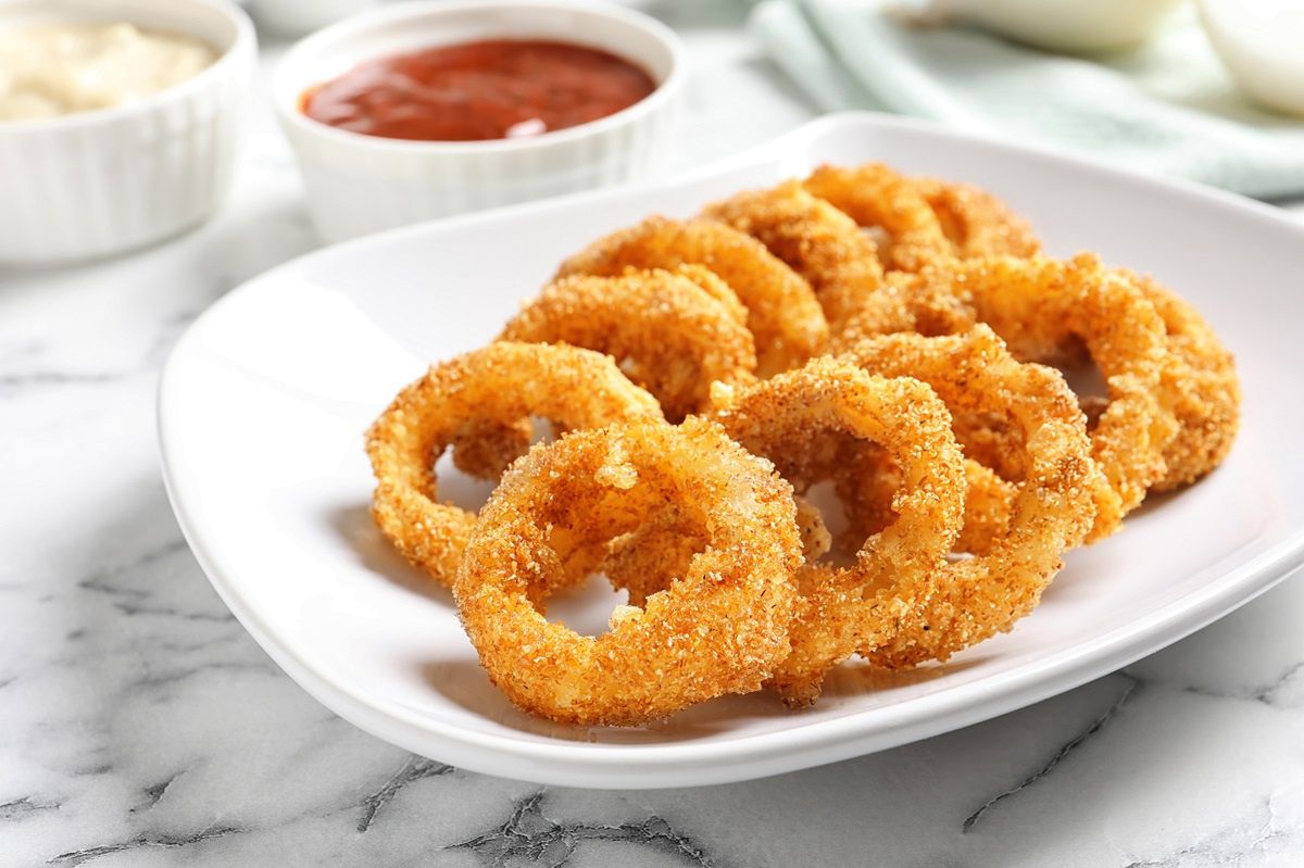 Instead of spending a fortune at the bar, I make onion rings myself. They turn out much tastier.