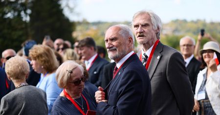 Macierewicz podczas uroczystości w USA. Uwagę zwraca jego żona