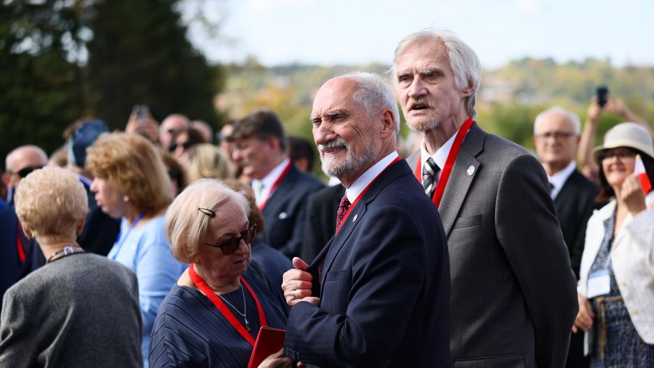 Antoni Macierewicz
Leszek Szyma�ski
ameryka�ska cz�stochowa, Narodowe Sanktuarium Matki Bo�ej Cz�stochowskiej, ods�oni�cie, polityk, polityka, pomnik, Sanktuarium Matki Bo�ej Cz�stochowskiej, stany zjednoczone usa, wizyta